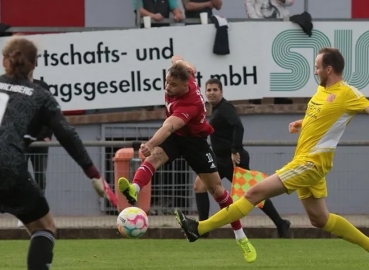 13. Spieltag (Oberliga RLPS): TSG Pfeddersheim - TuS Kirchberg. Fotograf: Claus-Walter Dinger.